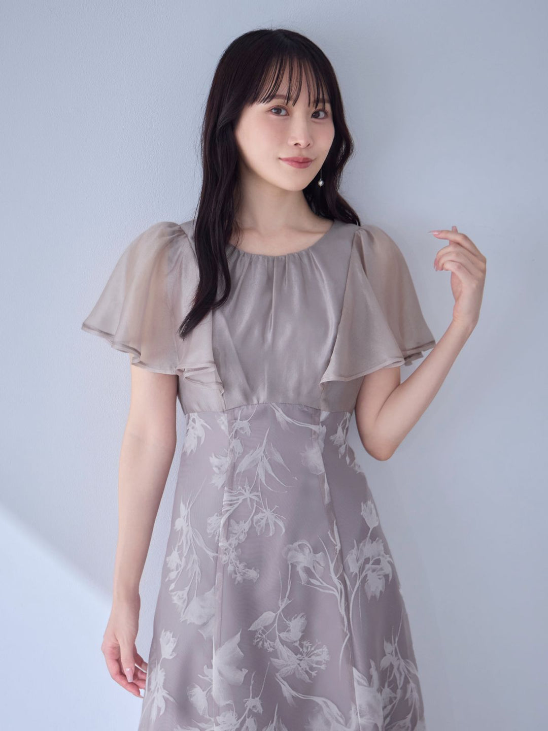 overE フラワーフロッキーオケージョンドレス　90サイズ フラワーフロッキーオケージョンドレス：チャコール│胸が大きな女性の