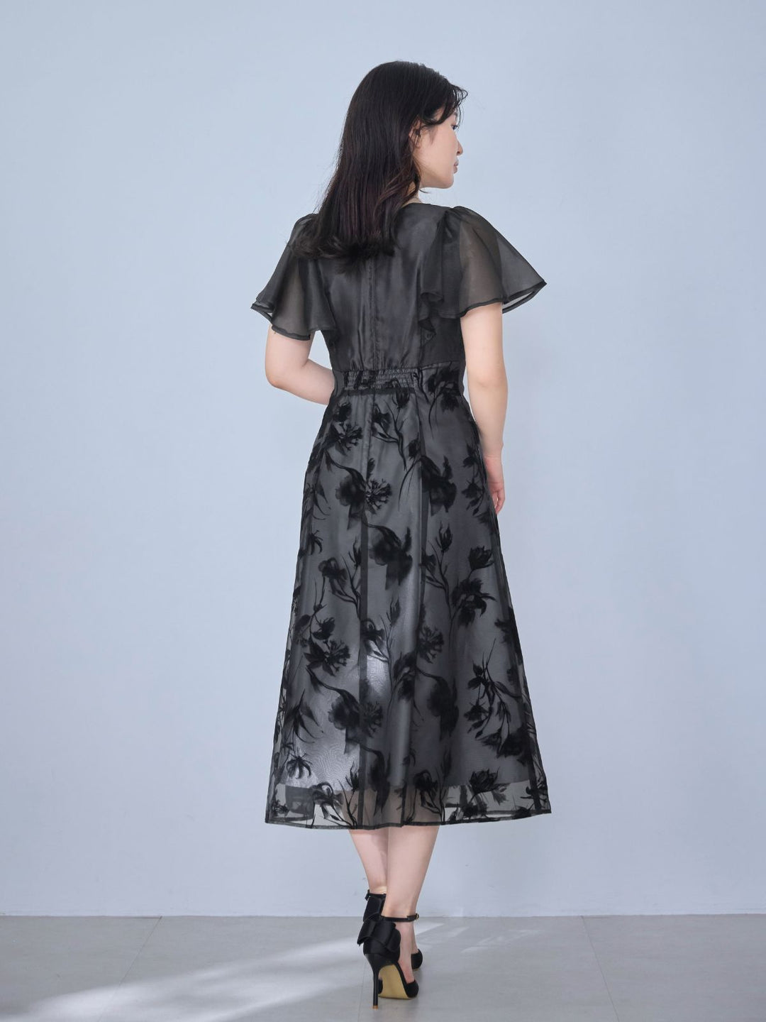 フラワーフロッキーオケージョンドレス：チャコール│胸が大きな女性の