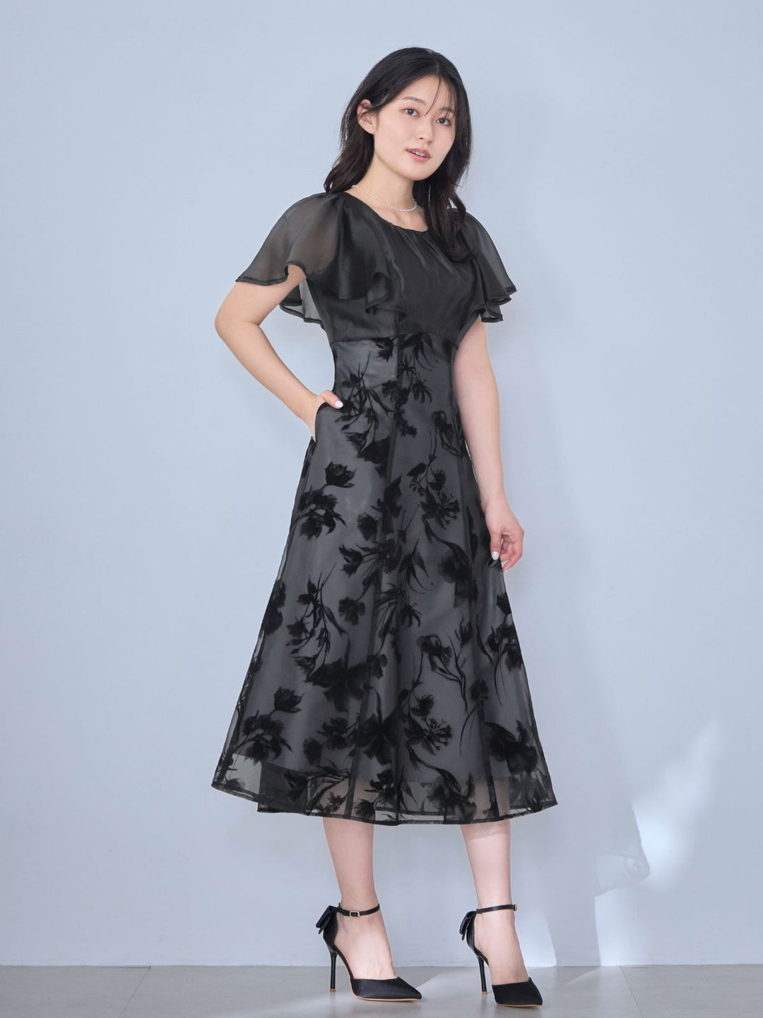 新品✩公式完売✩overEフラワーフロッキーオケージョンドレス 102チャコール フラワーフロッキーオケージョンドレス：チャコール│胸が大きな女性の