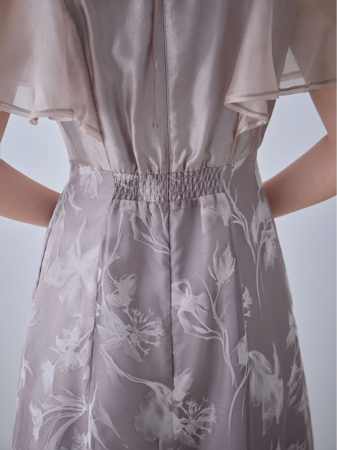 フラワーフロッキーオケージョンドレス：チャコール│胸が大きな女性の