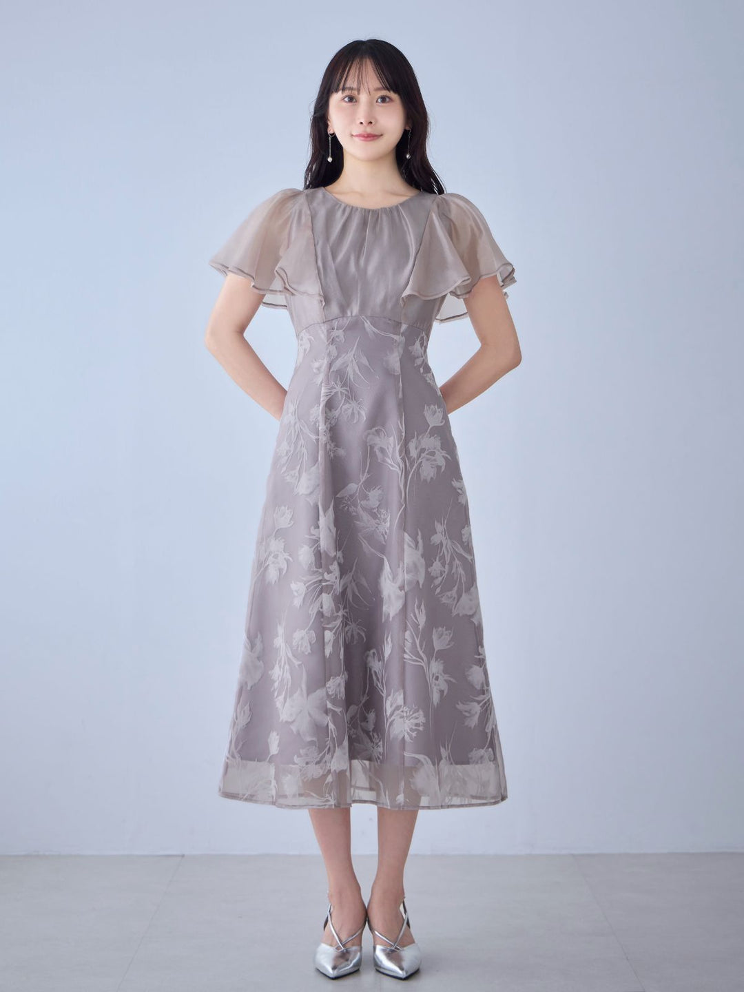 フラワーフロッキーオケージョンドレス：チャコール│胸が大きな女性の