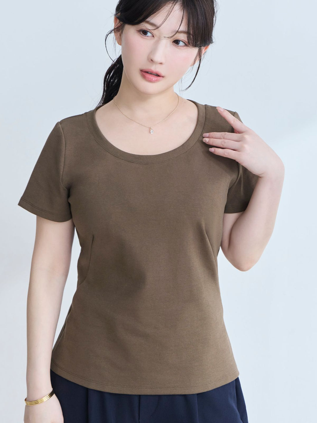 ベーシックラウンドネックTシャツ 26SS：ブラウン│胸が大きな女性の