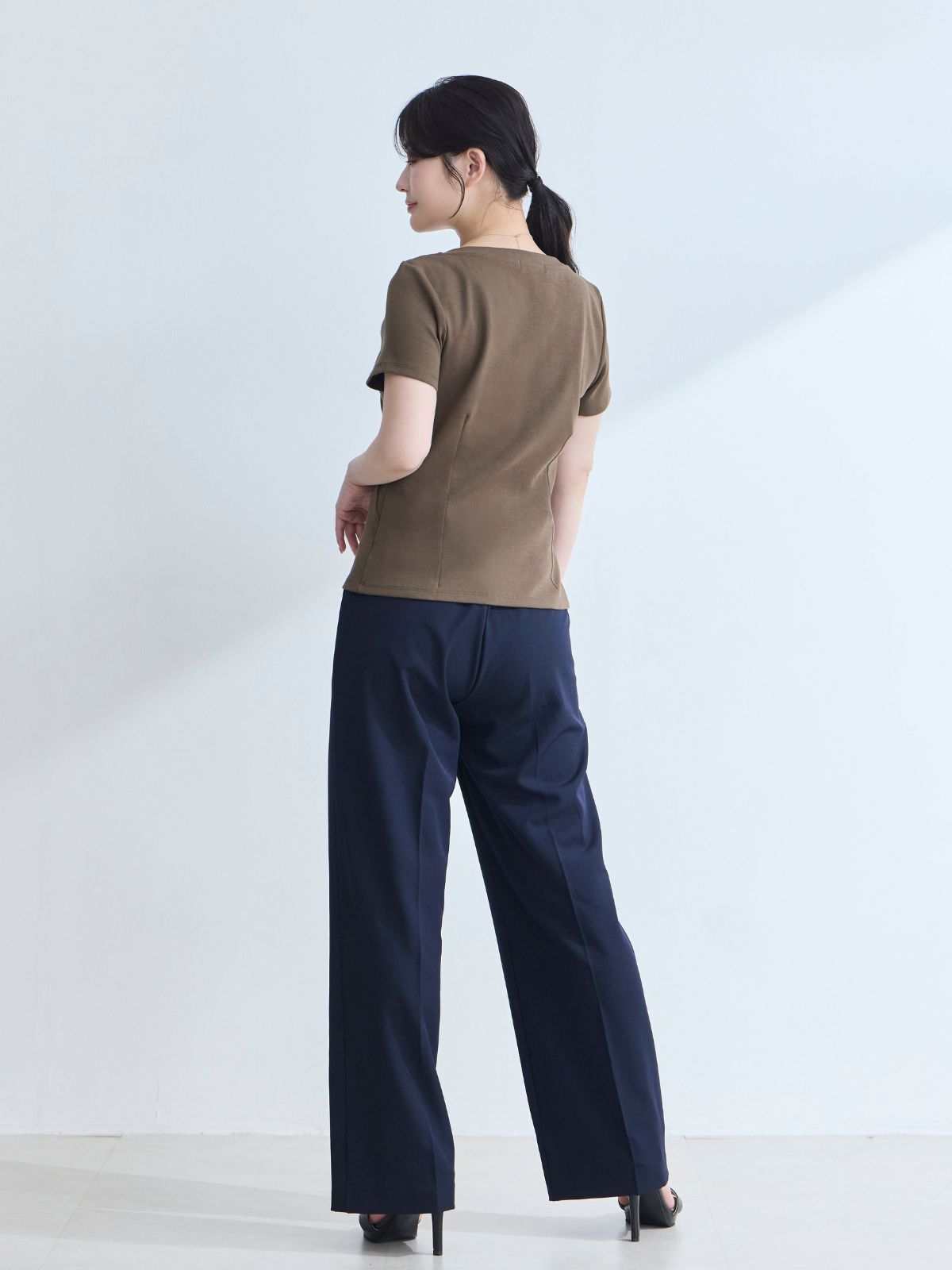 ベーシックラウンドネックTシャツ 26SS：ブラウン│胸が大きな女性の