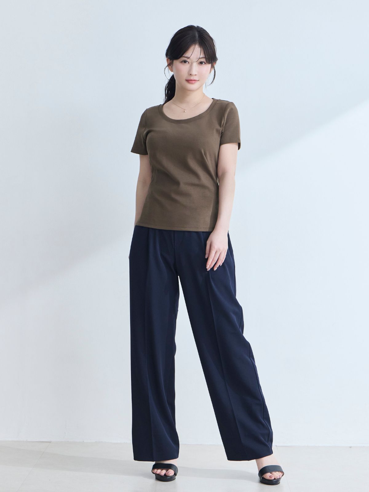 ベーシックラウンドネックTシャツ 26SS：ブラウン│胸が大きな女性の