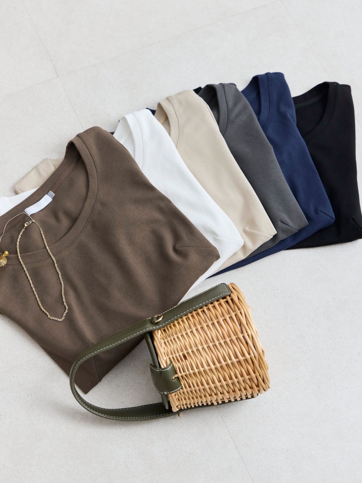 ベーシックラウンドネックTシャツ 26SS：ホワイト│胸が大きな女性の