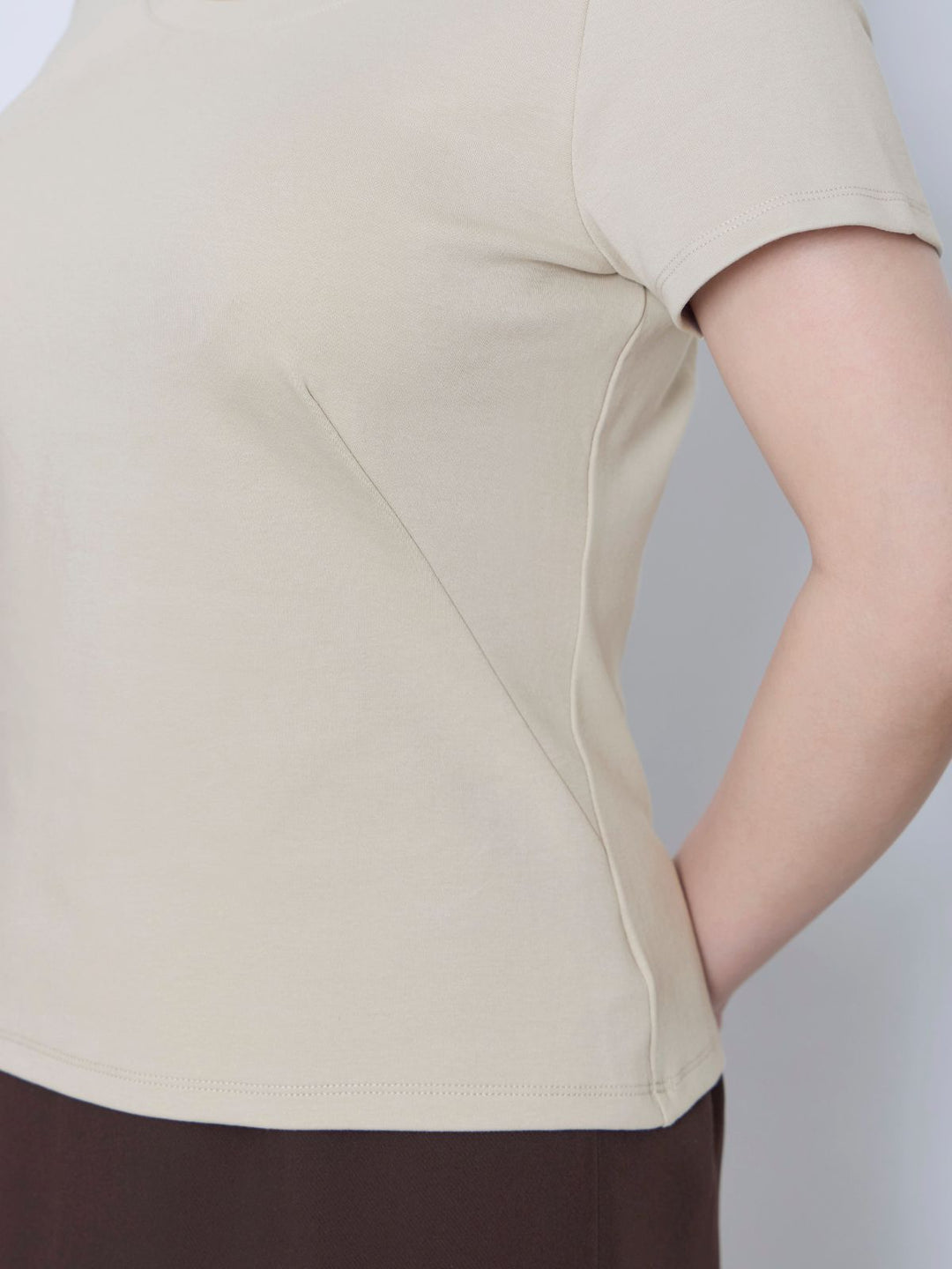 ベーシックラウンドネックTシャツ 26SS：ホワイト│胸が大きな女性の