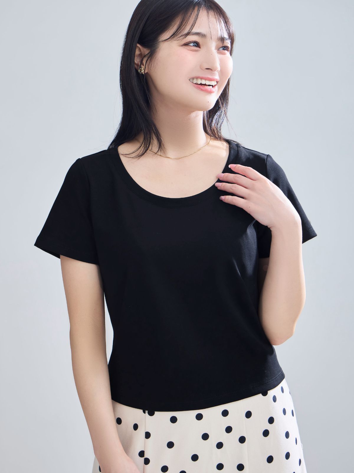 ショート丈ベーシックラウンドネックTシャツ 26SS：ブラック│胸が