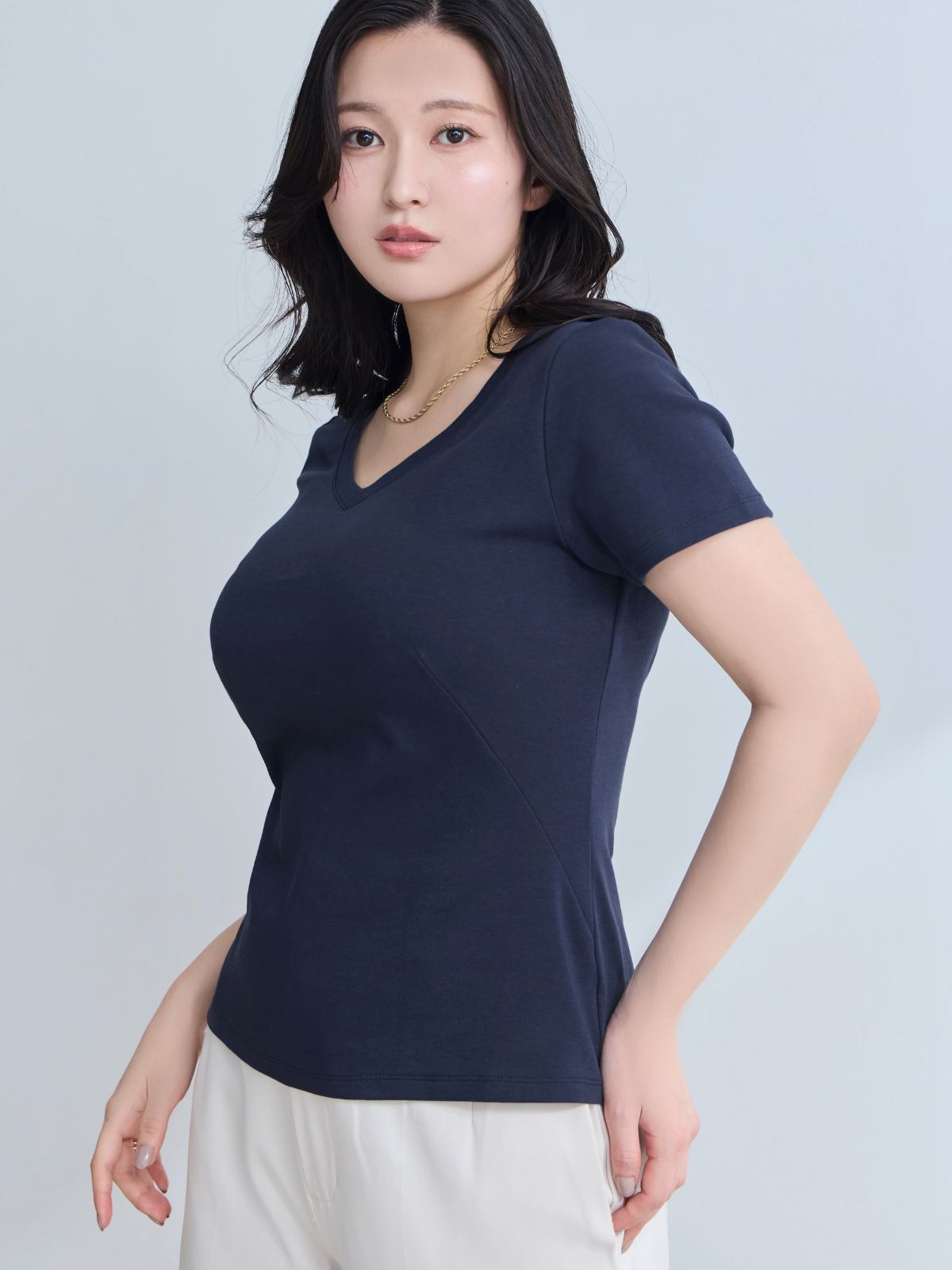 ベーシックVネックTシャツ 26SS：ネイビー│胸が大きな女性のための