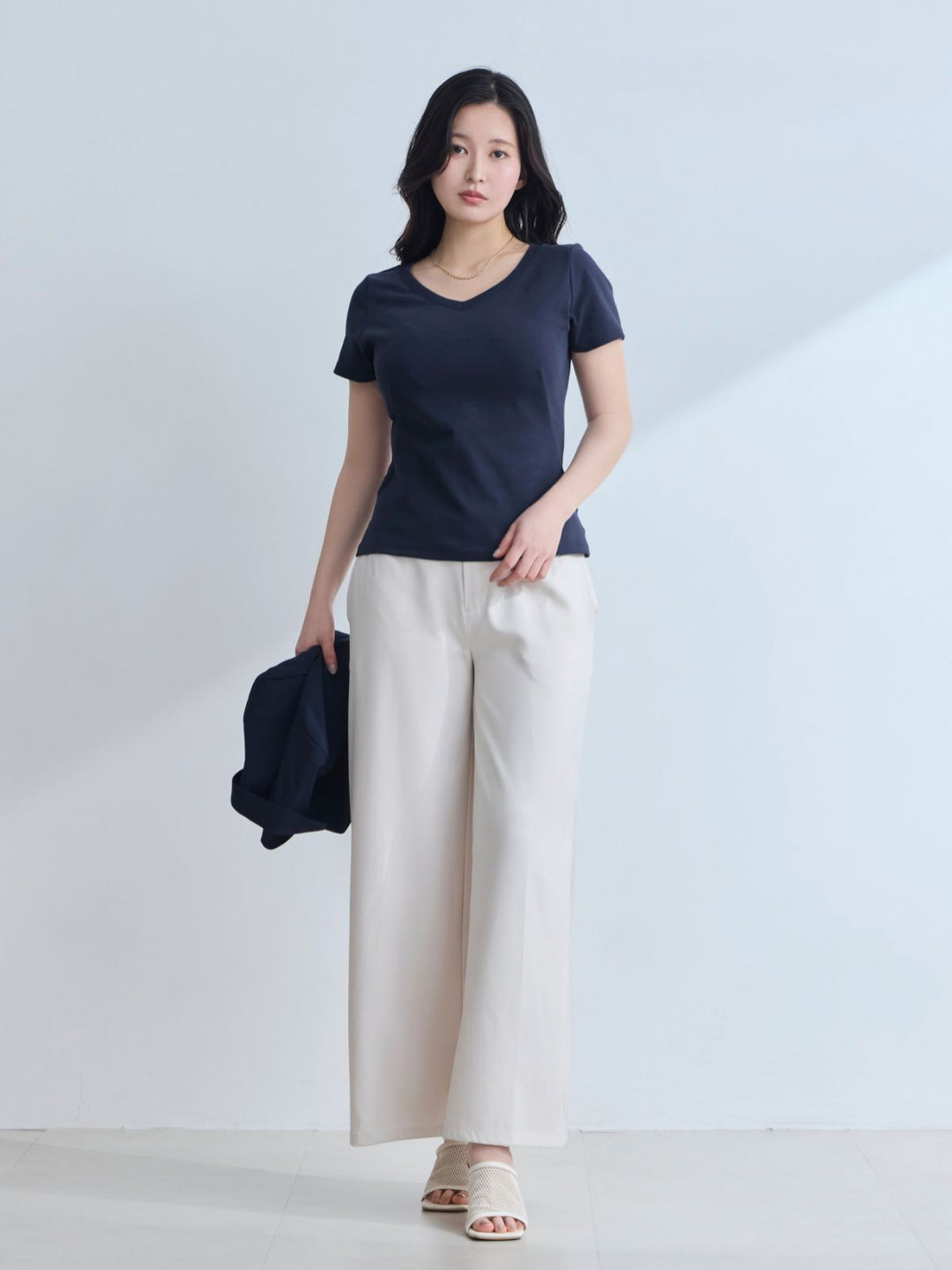 ベーシックVネックTシャツ 26SS：ネイビー│胸が大きな女性のための