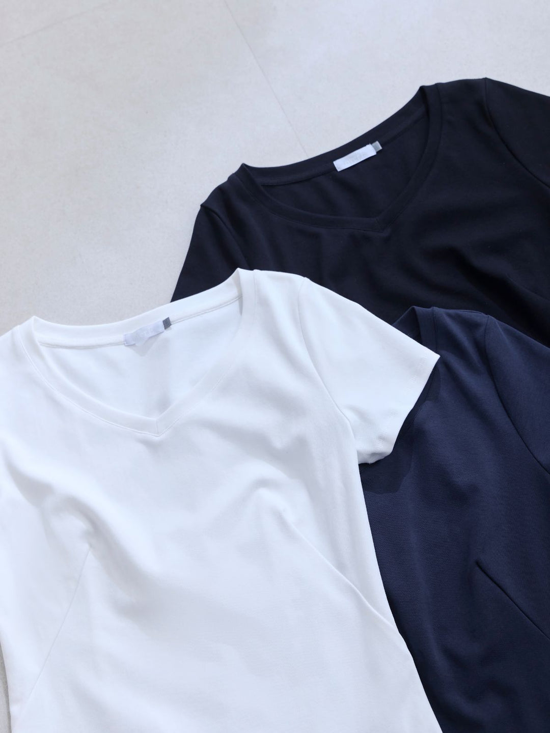 ベーシックVネックTシャツ 26SS：ネイビー│胸が大きな女性のための