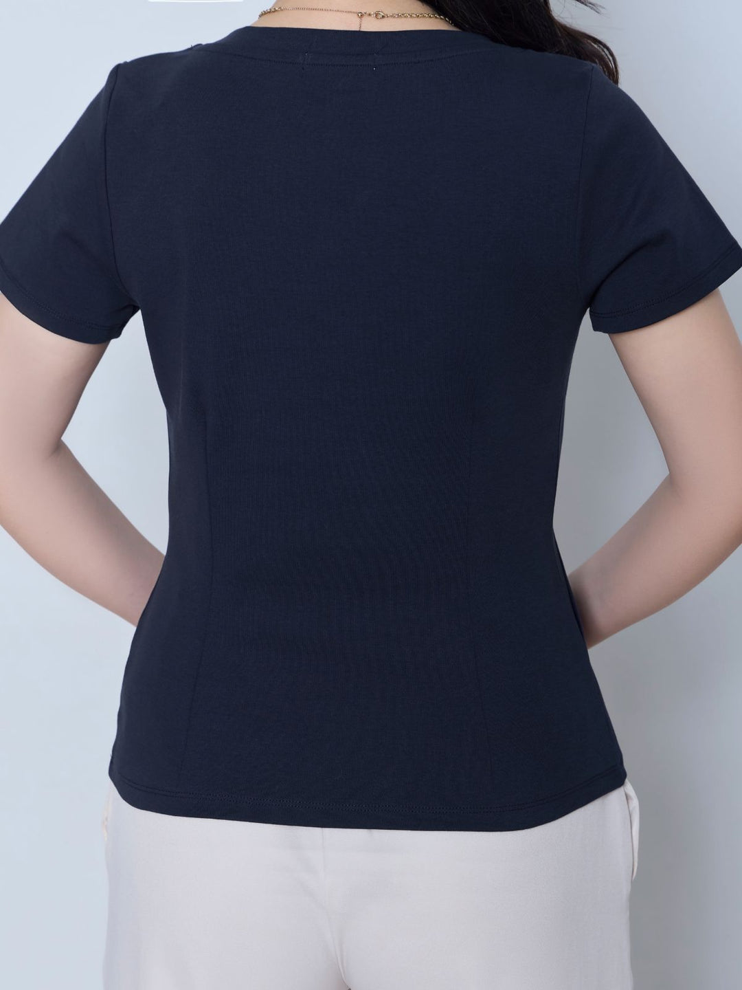 ベーシックVネックTシャツ 26SS：ブラック│胸が大きな女性のための
