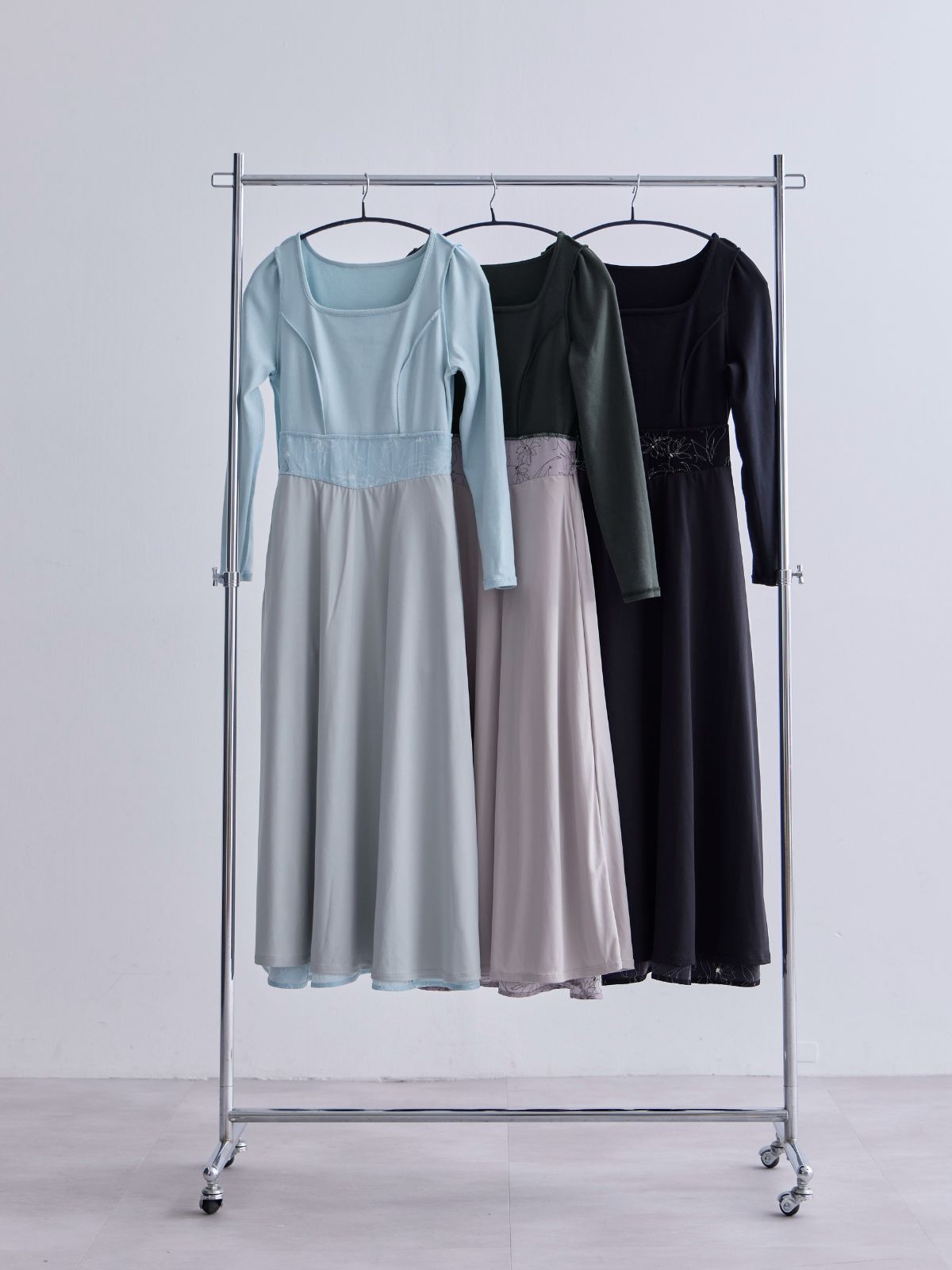 [11/13 22:00発売 期間限定 500円OFF]フラワードッキングワンピース 25AW：ペールブルー[102サイズ対応]