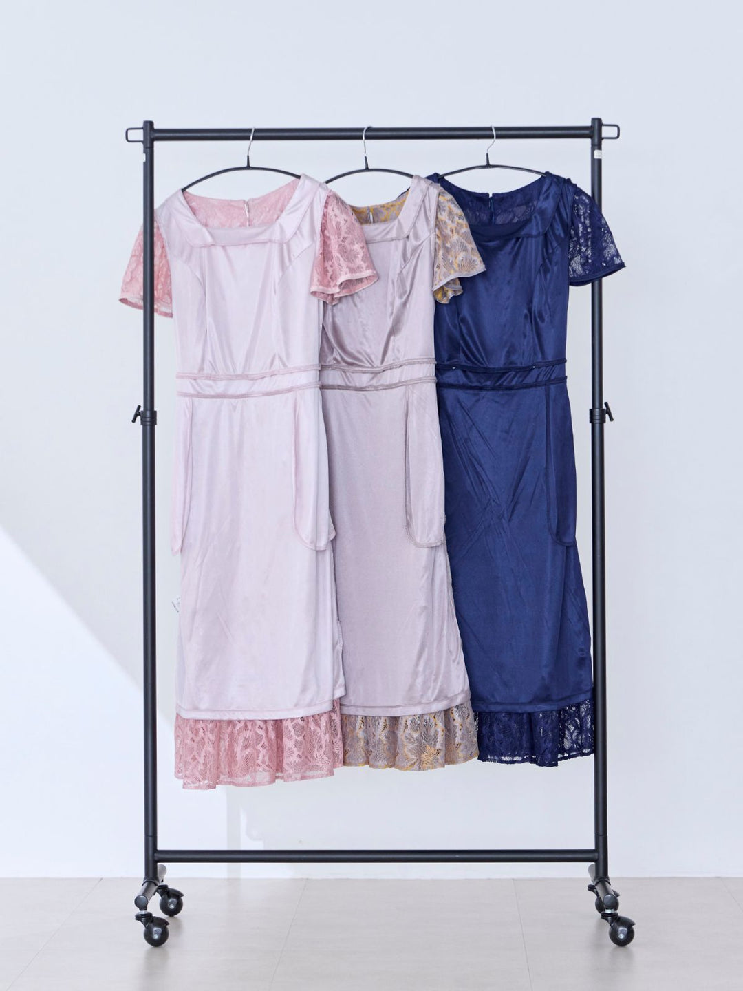 レースパイピングワンピース 25AW：ピンク│胸が大きな女性のための