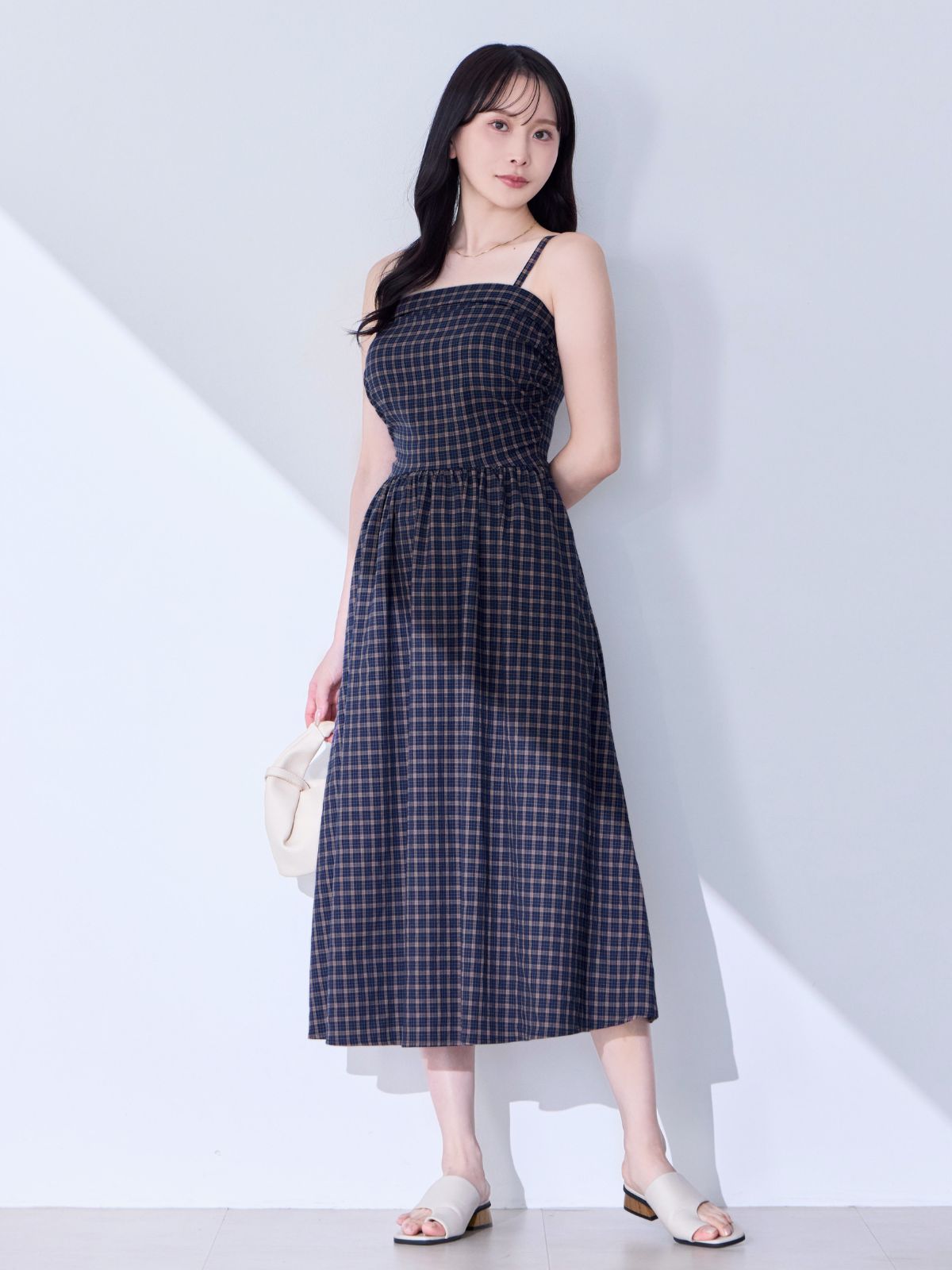 [8/28 22:00発売 期間限定 500円OFF]肩紐外せるチェックフレアワンピース：ネイビー[102サイズ対応/入荷次第発送]