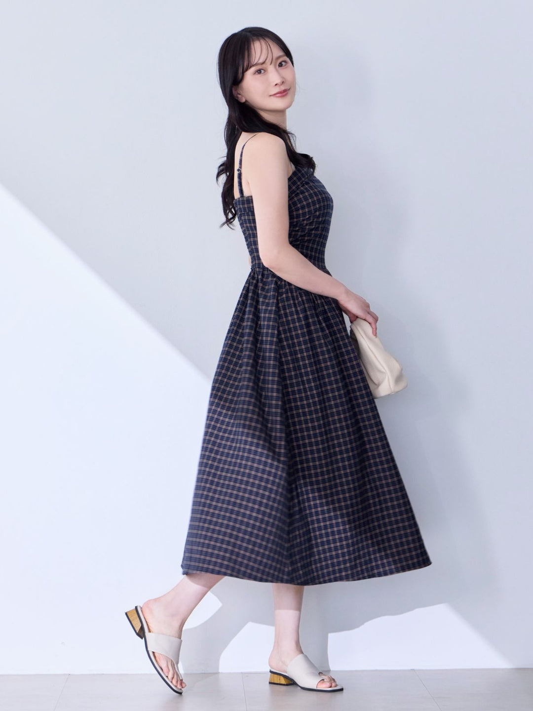 肩紐外せるチェックフレアワンピース：ネイビー│胸が大きな女性のため