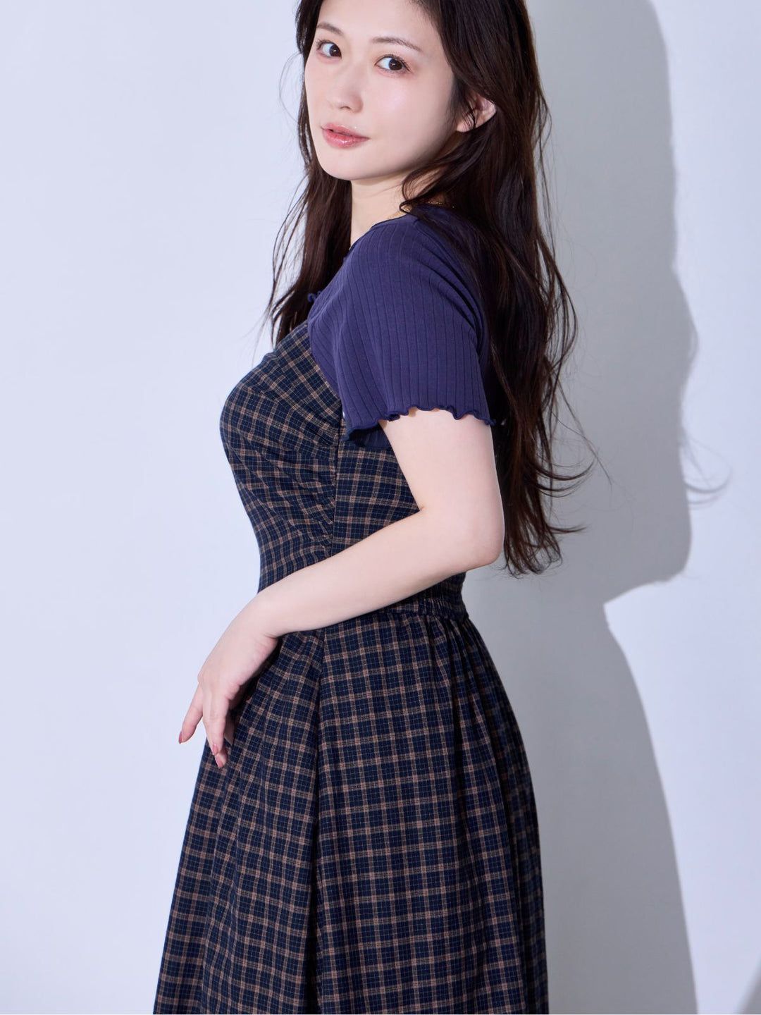 肩紐外せるチェックフレアワンピース：ネイビー│胸が大きな女性