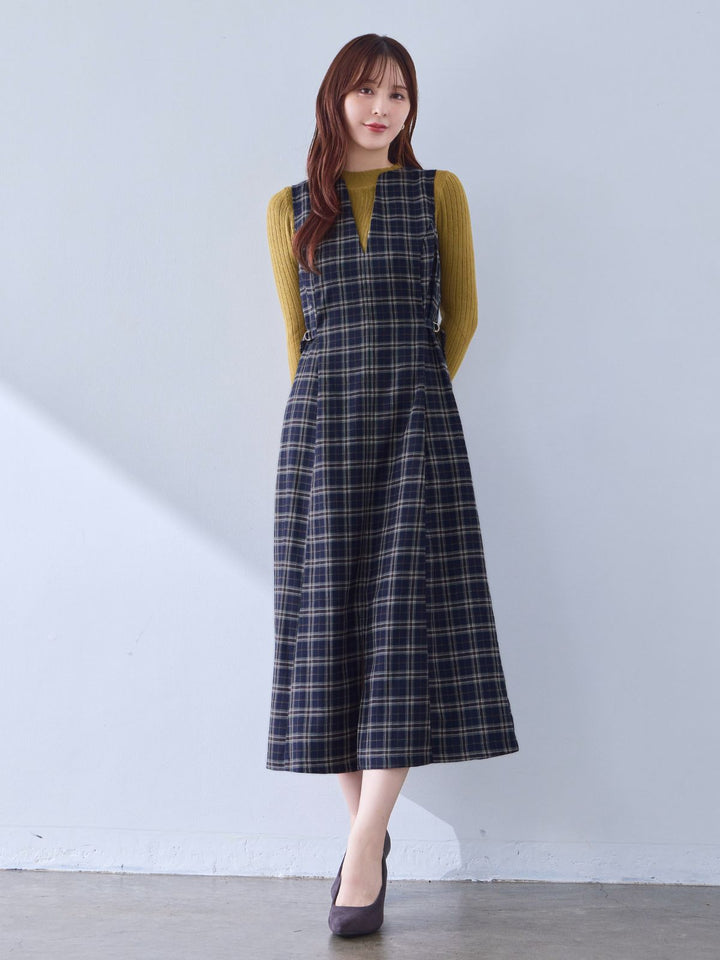 ポリニージャンパースカート：ネイビーチェック│胸が大きな女性