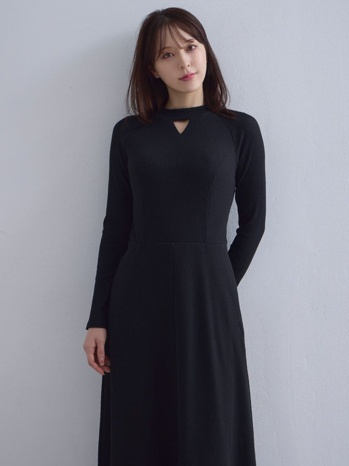 【overE】キーネックリブカットワンピース｜黒【102】 キーネックリブカットワンピース：ブラック│胸が大きな女性のための