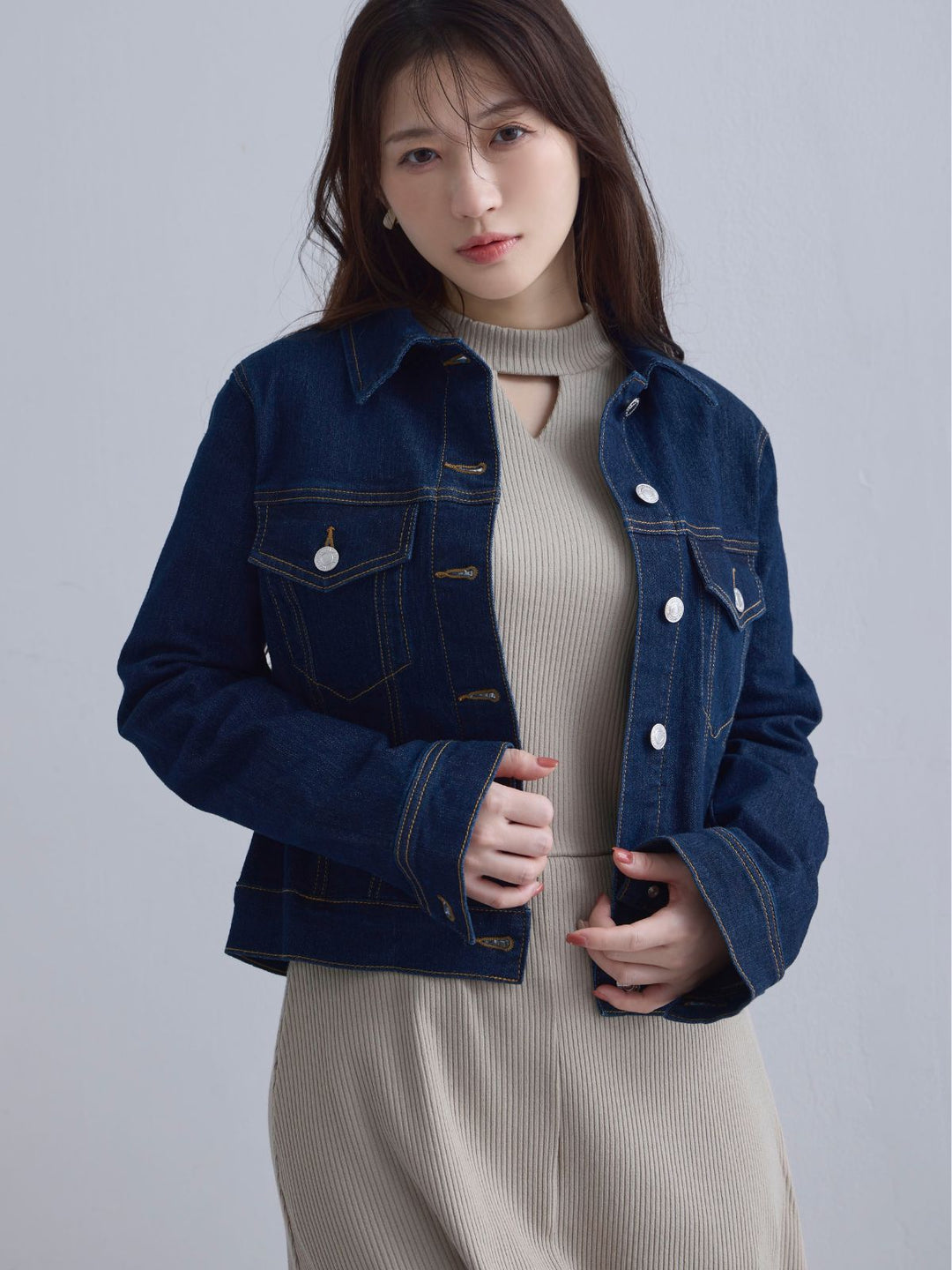開けてもすっきりショート丈ストレッチデニムジャケット：インディゴ