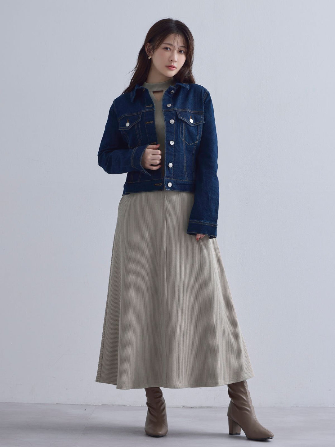 開けてもすっきりショート丈ストレッチデニムジャケット：インディゴ