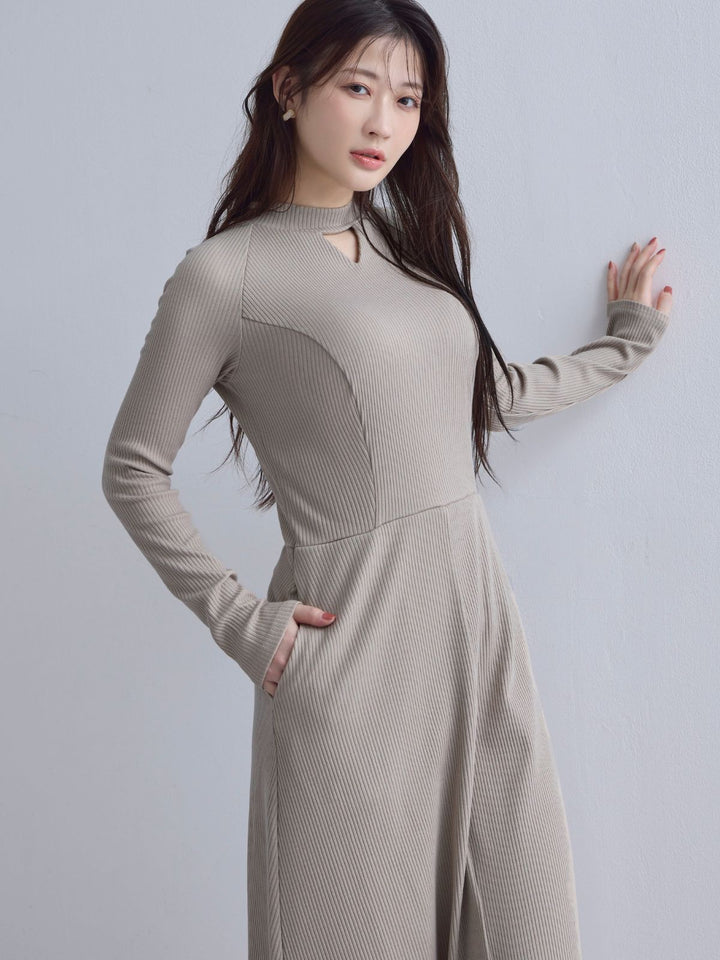 キーネックリブカットワンピース：サンドベージュ│胸が大きな女性の