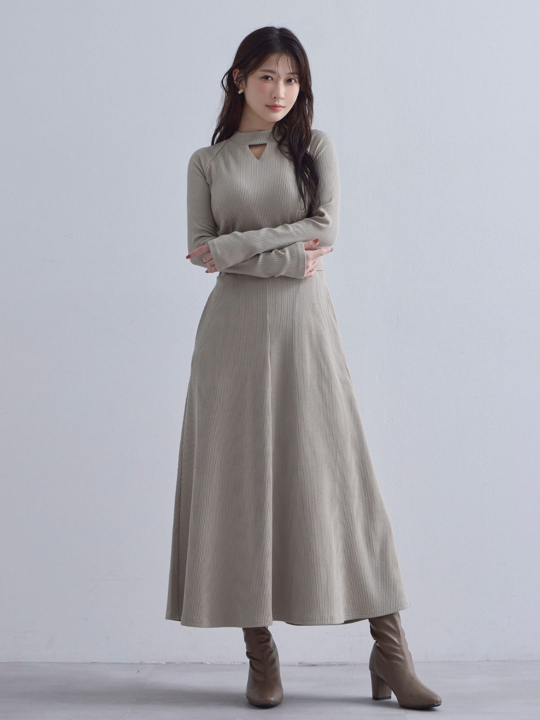 キーネックリブカットワンピース：サンドベージュ│胸が大きな女性の