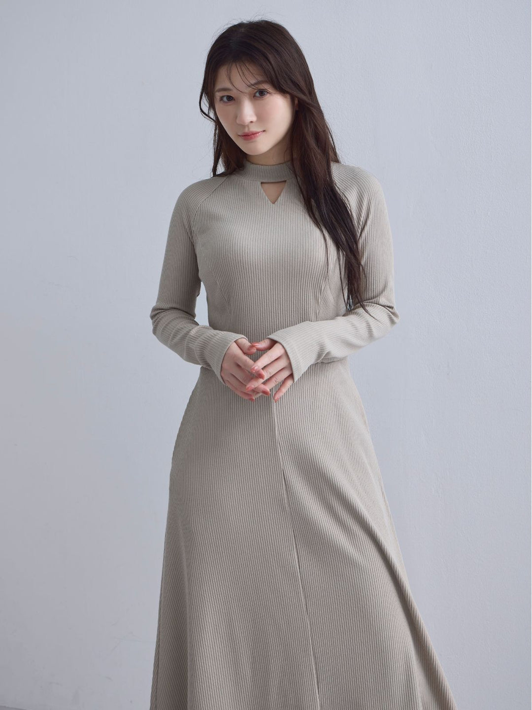 キーネックリブカットワンピース：サンドベージュ│胸が大きな女性の