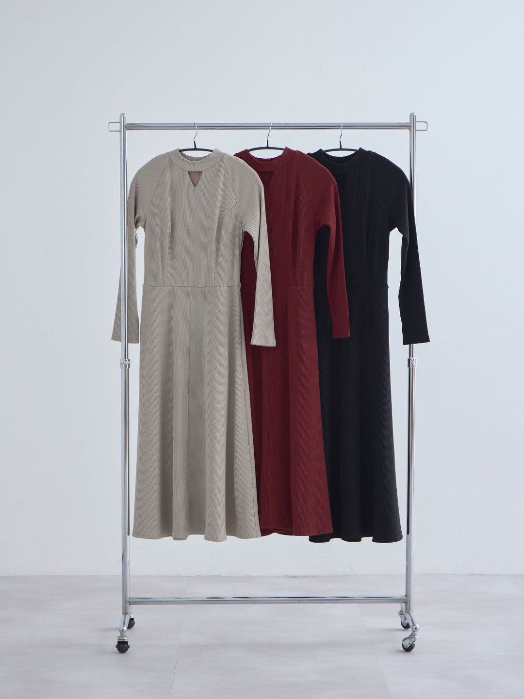 キーネックリブカットワンピース：ブラック│胸が大きな女性のための