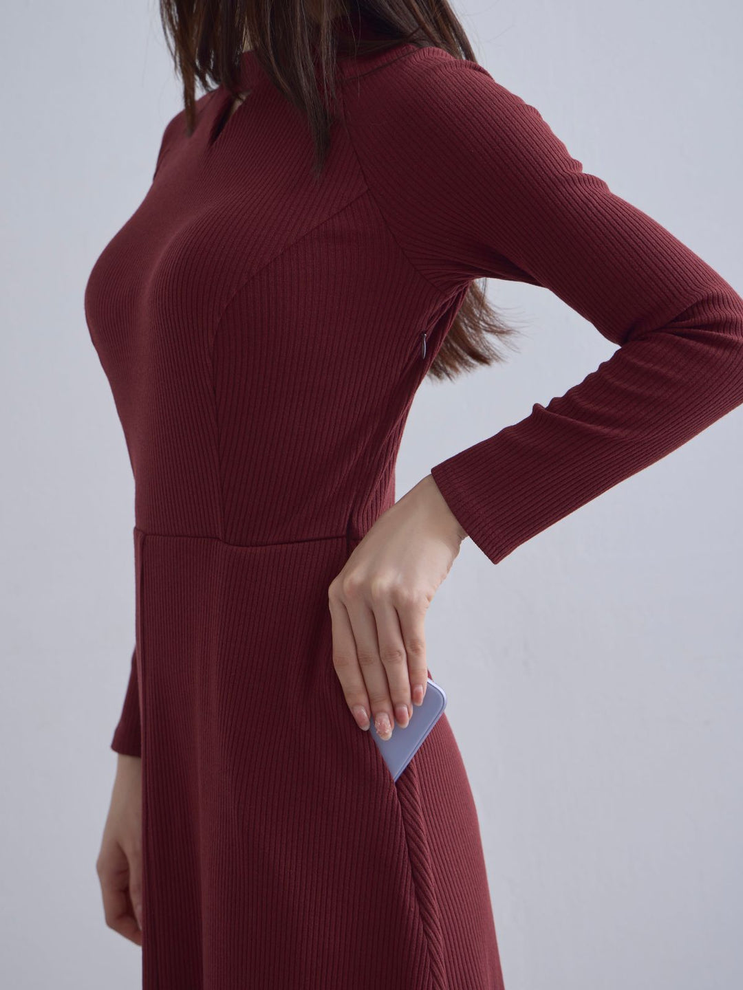 キーネックリブカットワンピース：ブラック│胸が大きな女性のための