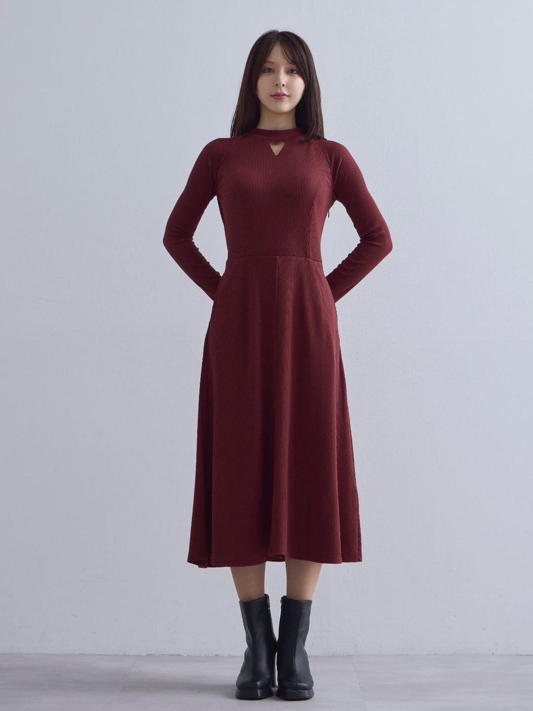 キーネックリブカットワンピース：ブラック│胸が大きな女性のための