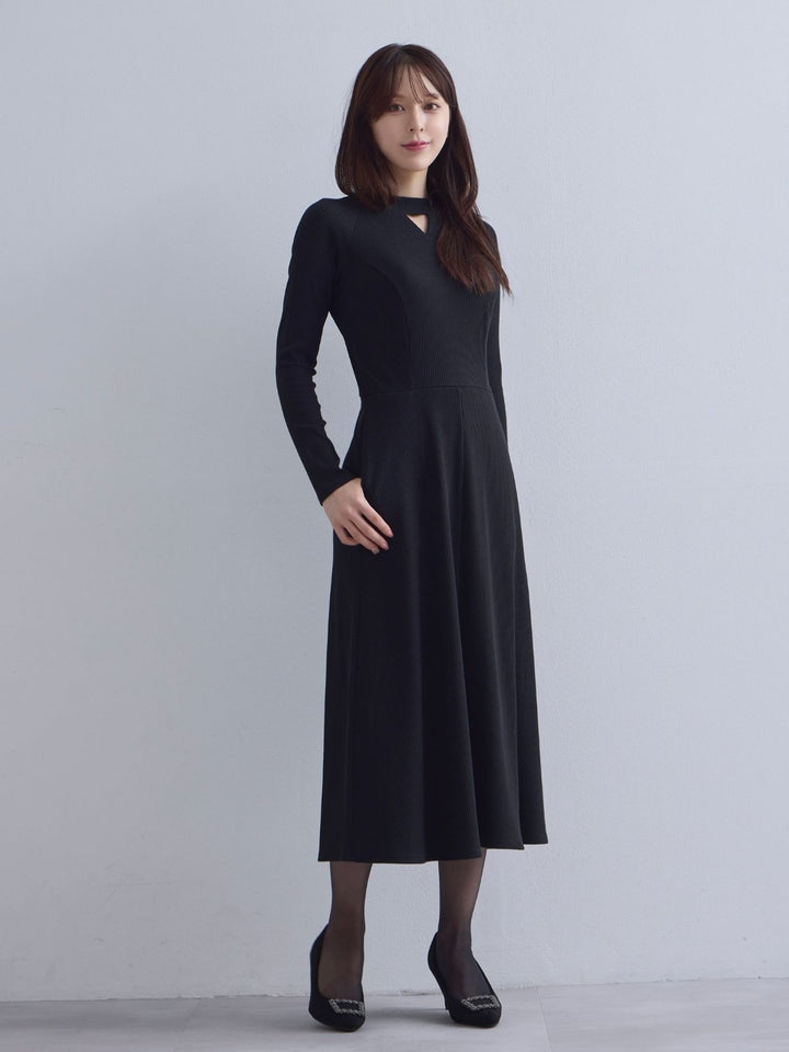 キーネックリブカットワンピース：ブラック│胸が大きな女性のための