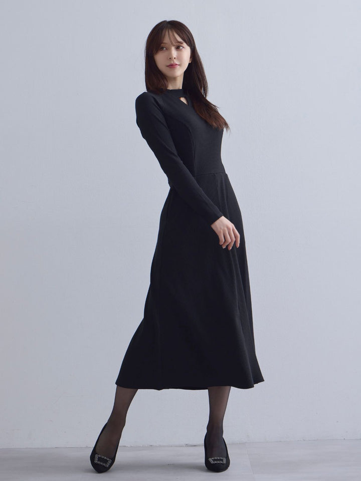 キーネックリブカットワンピース：ブラック│胸が大きな女性のための