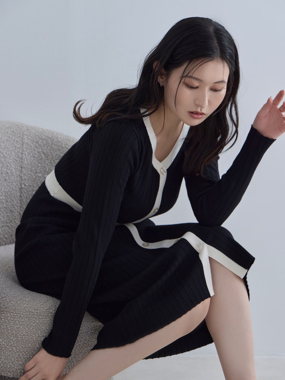 [11/20 22:00発売]タイト風ワイドリブニットワンピース：ブラックバイカラー[102サイズ対応]