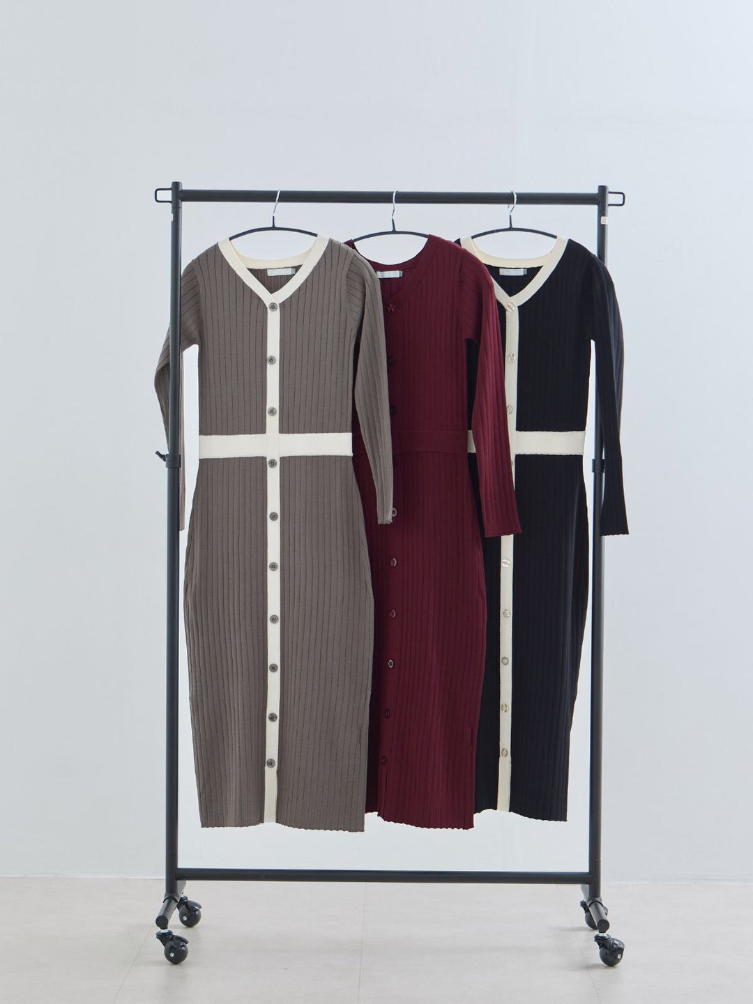 タイト風ワイドリブニットワンピース：ブラックバイカラー│胸が大きな