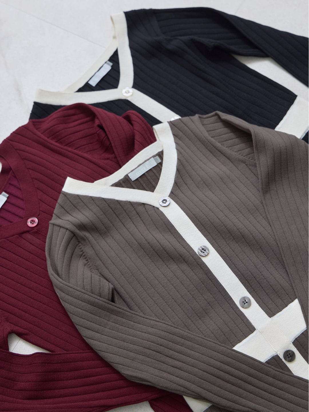 タイト風ワイドリブニットワンピース：ブラックバイカラー│胸が大きな