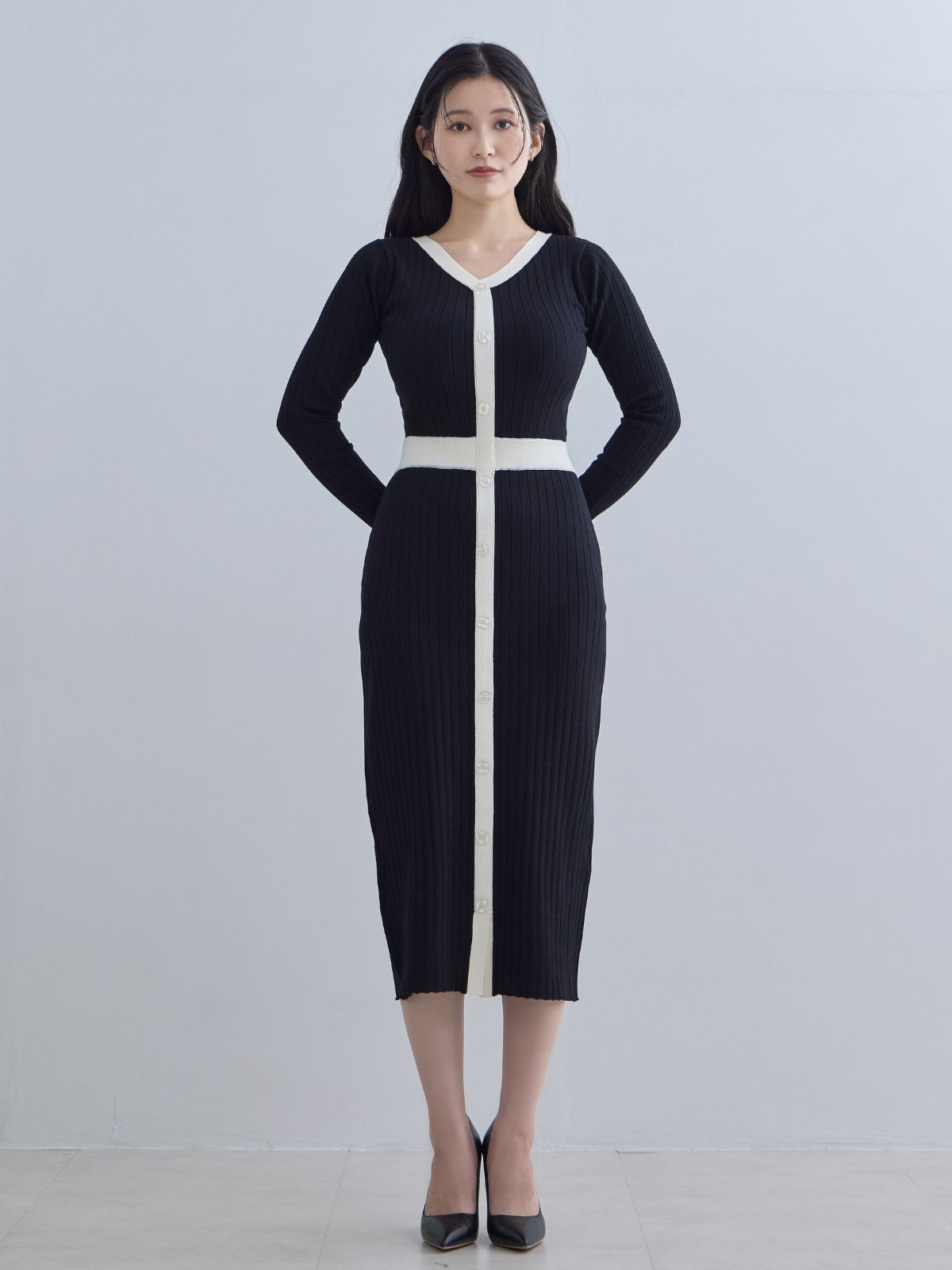 [11/20 22:00発売]タイト風ワイドリブニットワンピース：ブラックバイカラー[102サイズ対応]