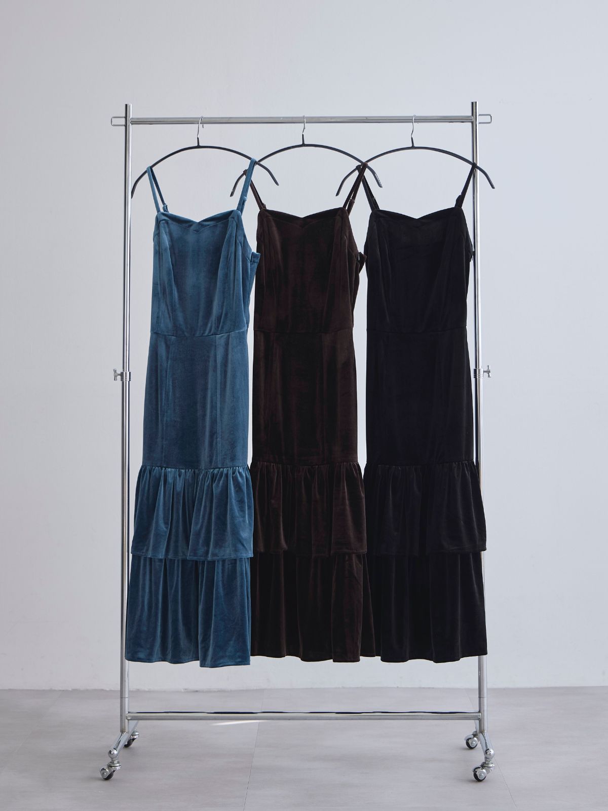 [11/27 22:00発売]ベロアキャミティアードワンピース：ブラック[102サイズ対応]