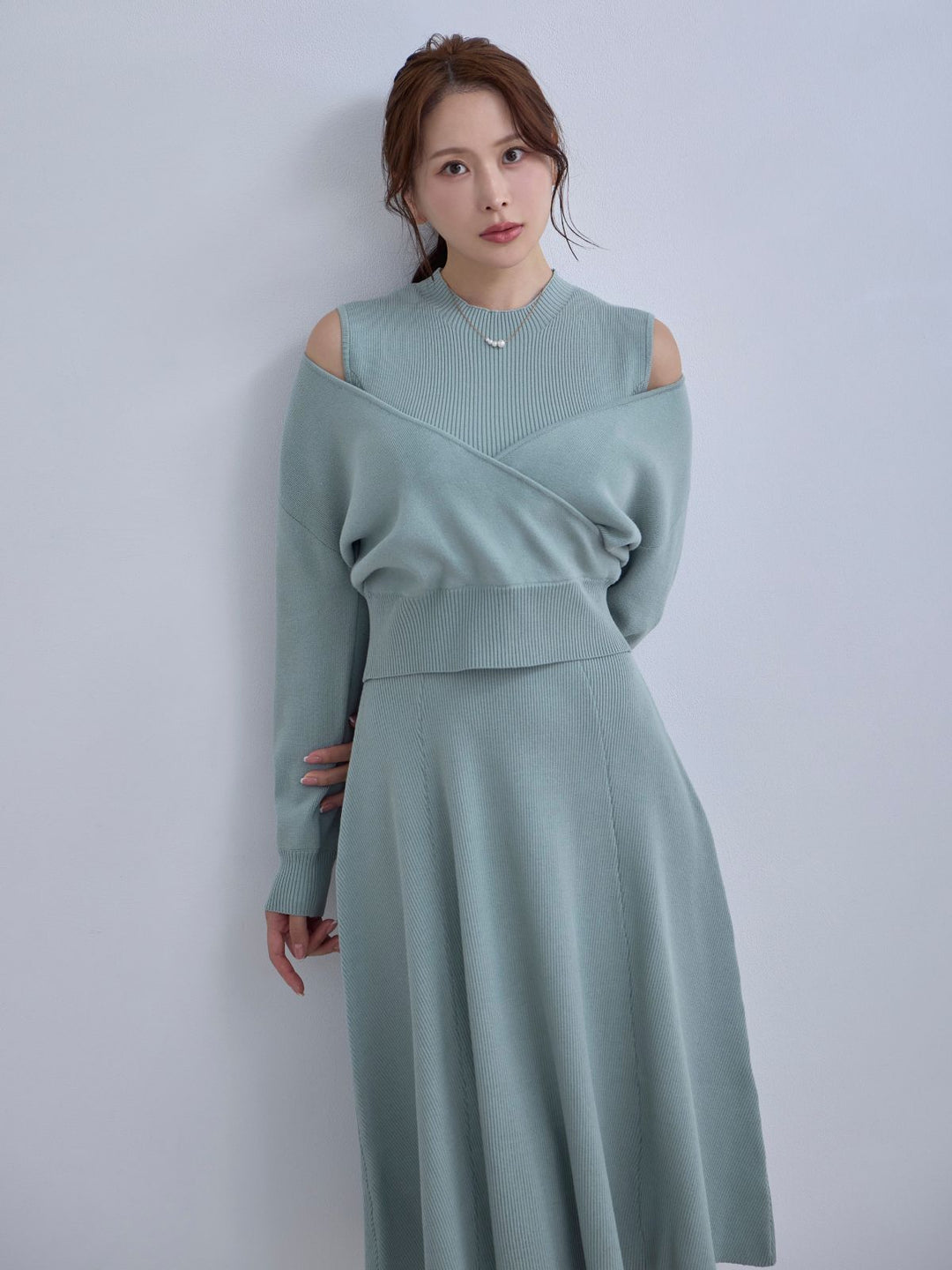 アンサンブルパネルニットワンピース：アクアグリーン│胸が大きな女性