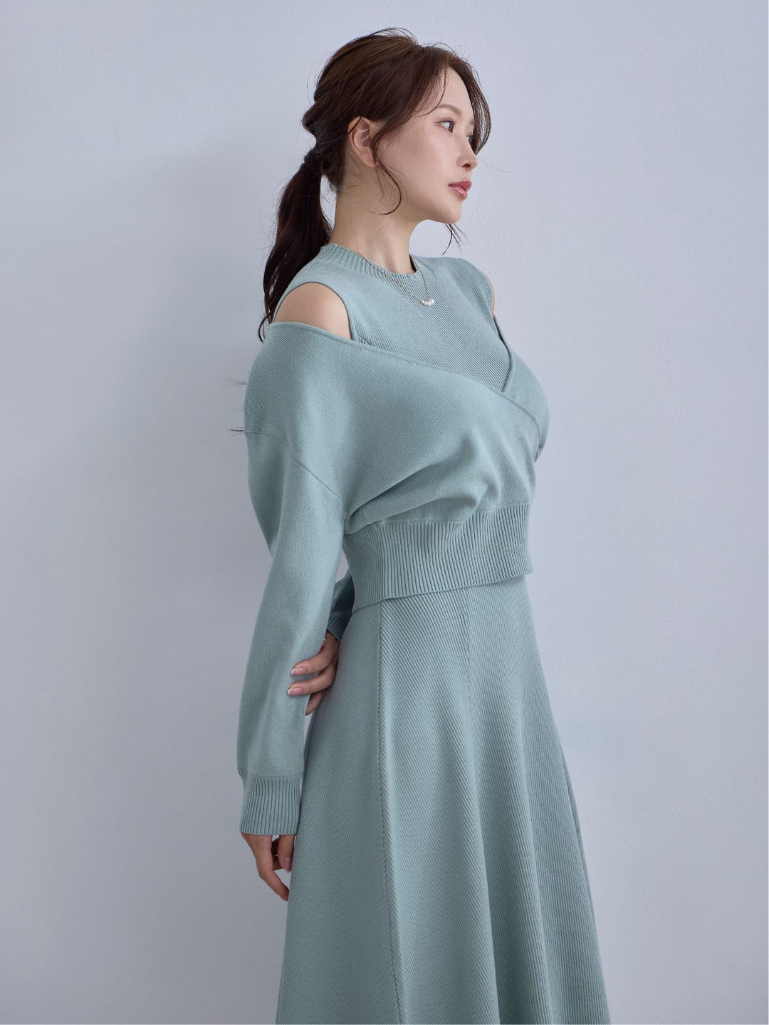 アンサンブルパネルニットワンピース：アクアグリーン│胸が大きな女性