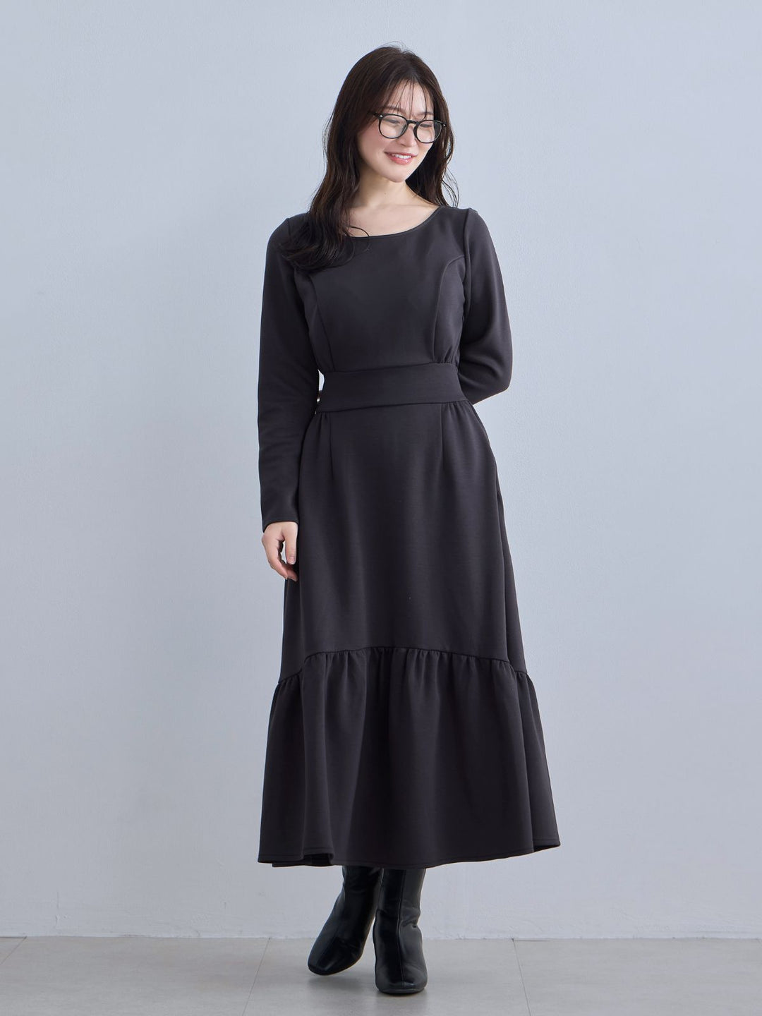 裏起毛プルオーバーティアードワンピース：チャコール│胸が大きな女性