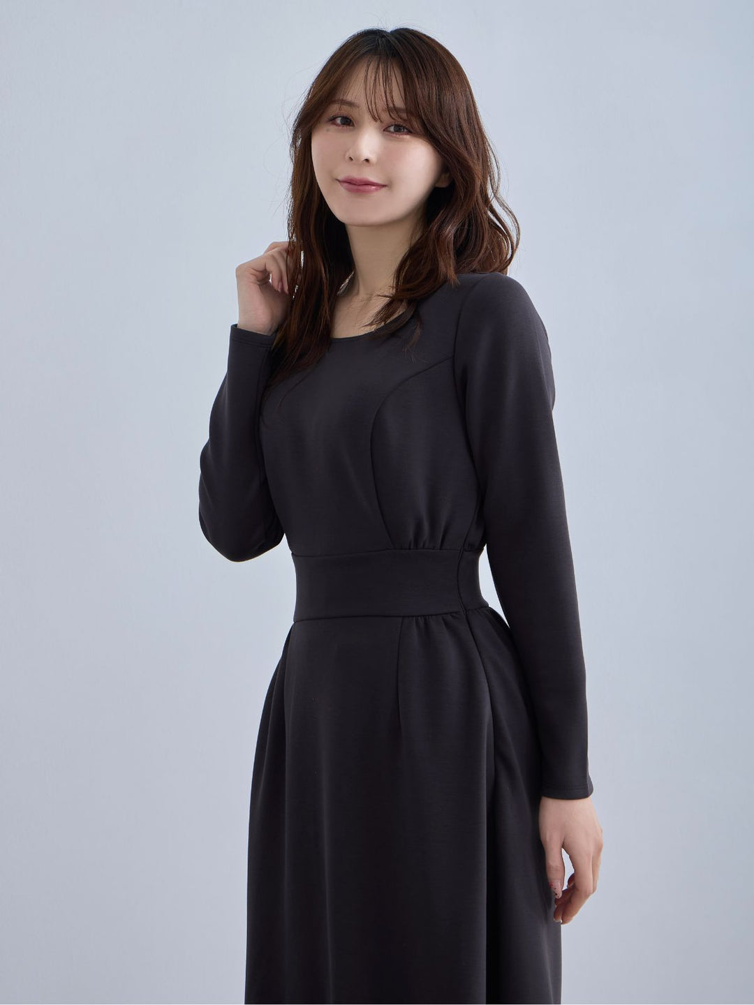 裏起毛プルオーバーティアードワンピース：チャコール│胸が大きな女性