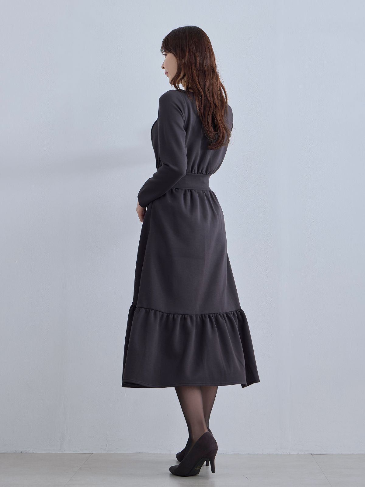 裏起毛プルオーバーティアードワンピース：チャコール│胸が大きな女性