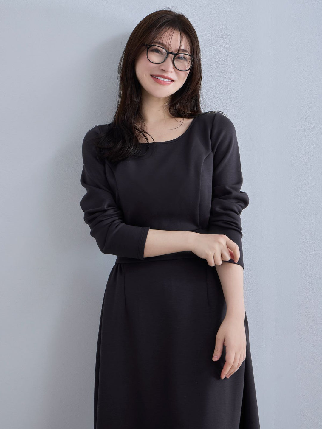 裏起毛プルオーバーティアードワンピース：チャコール│胸が大きな女性