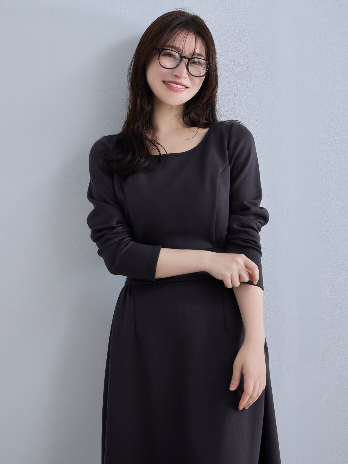 裏起毛プルオーバーティアードワンピース：チャコール│胸が大きな女性