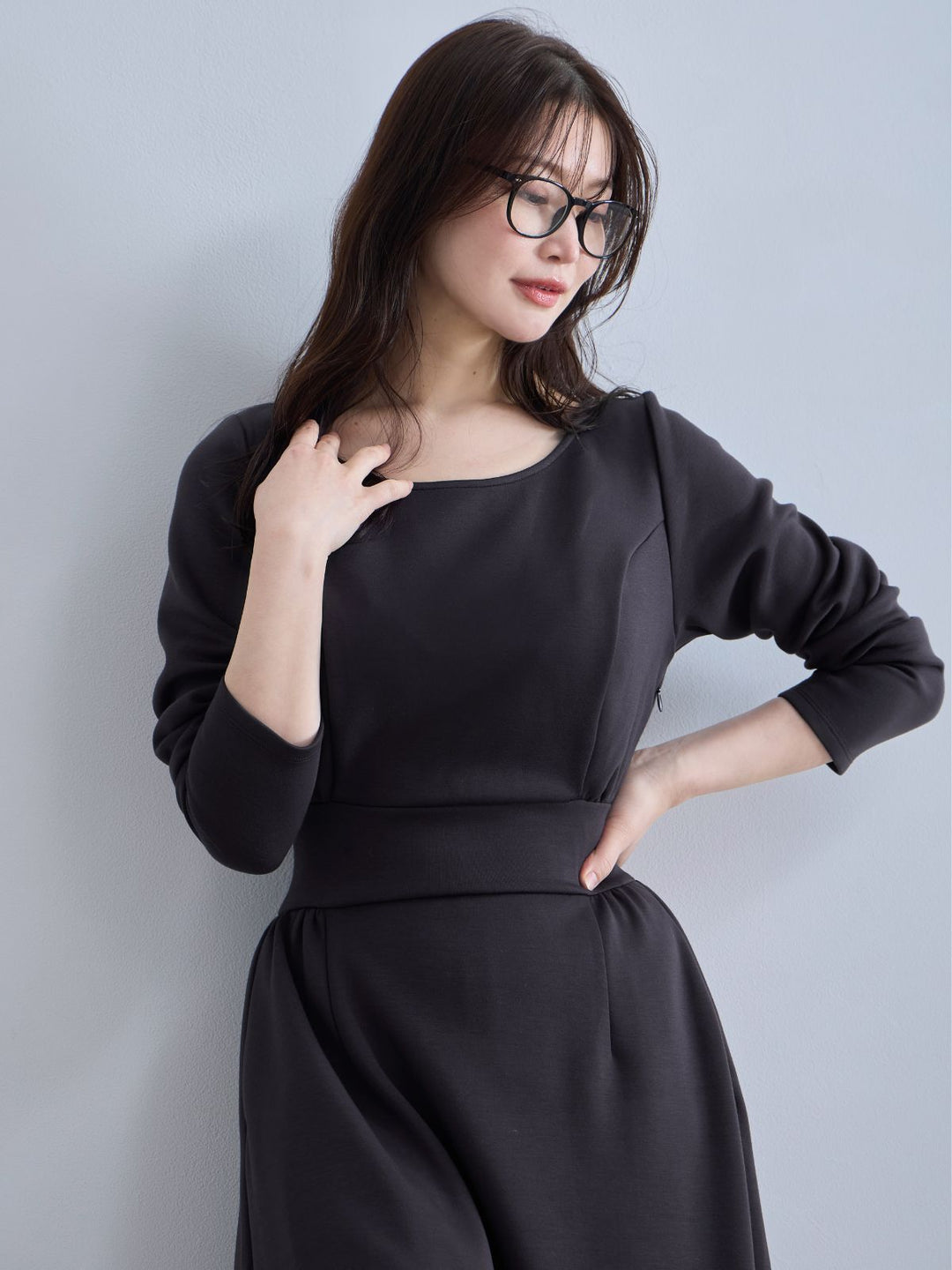 裏起毛プルオーバーティアードワンピース：チャコール│胸が大きな女性