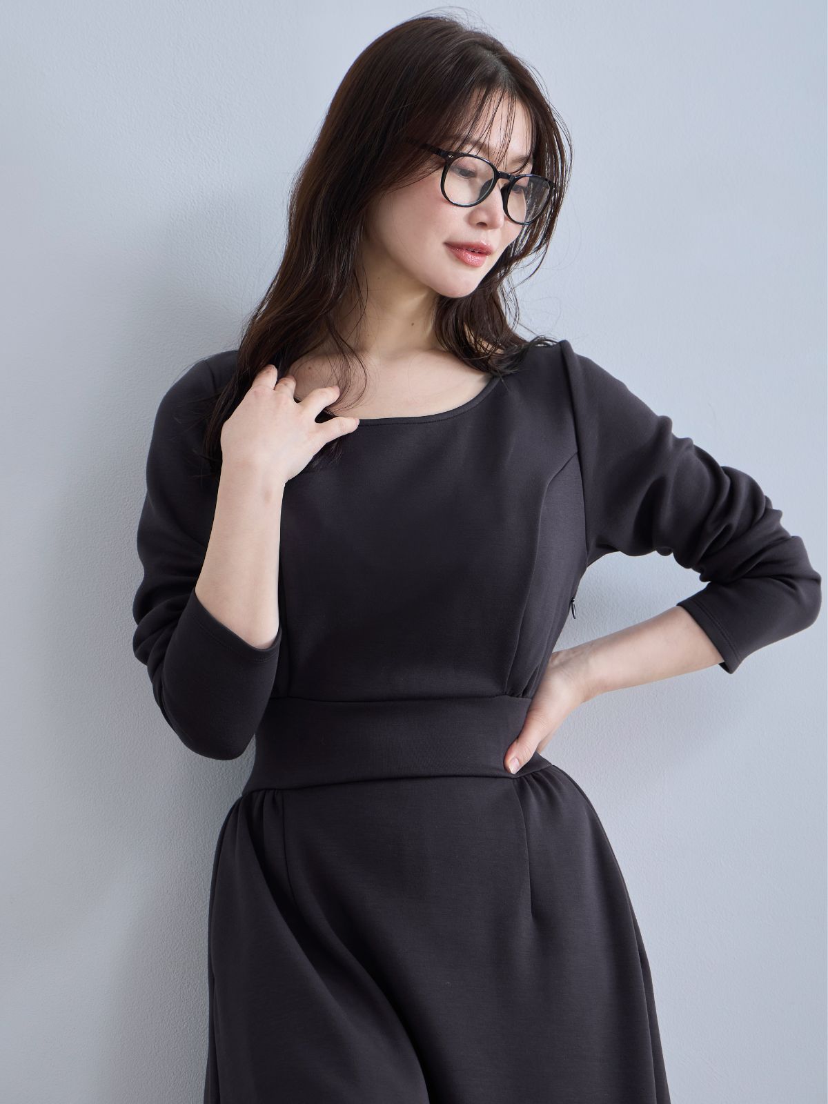 裏起毛プルオーバーティアードワンピース：チャコール│胸が大きな女性