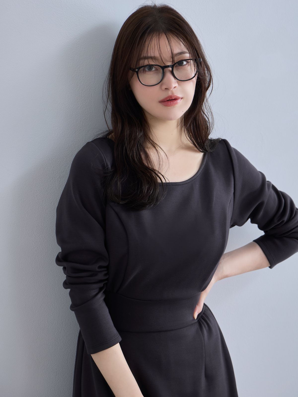 裏起毛プルオーバーティアードワンピース：チャコール│胸が大きな女性