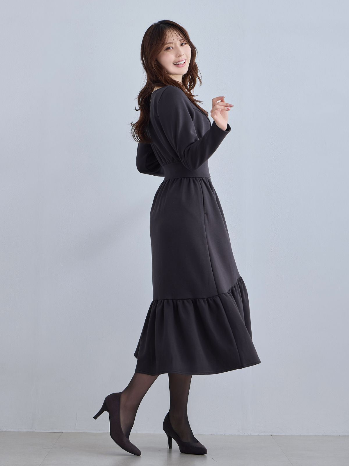 裏起毛プルオーバーティアードワンピース：チャコール│胸が大きな女性