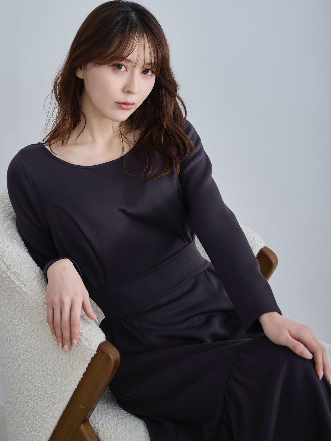 裏起毛プルオーバーティアードワンピース：チャコール│胸が大きな女性