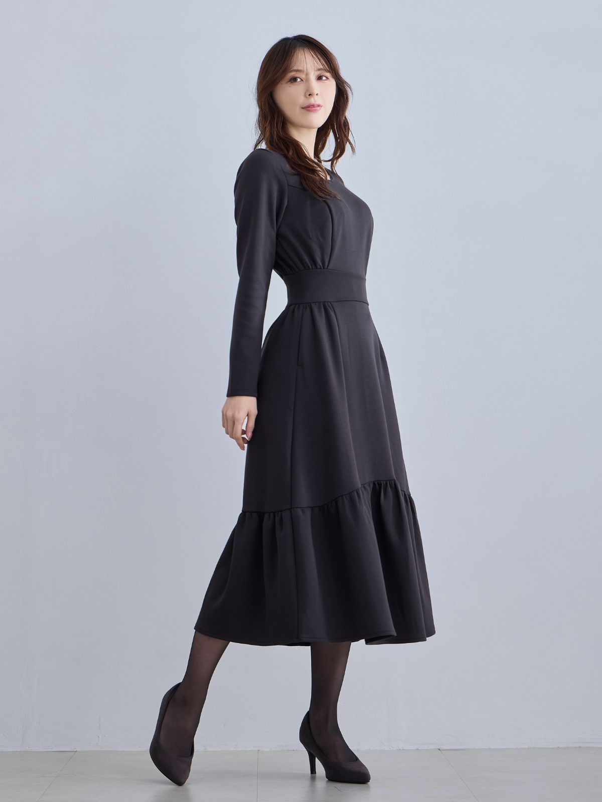 over E オーバーイー　裏起毛プルオーバーティアードワンピース　スナイデル 裏起毛プルオーバーティアードワンピース：チャコール│胸が大きな女性